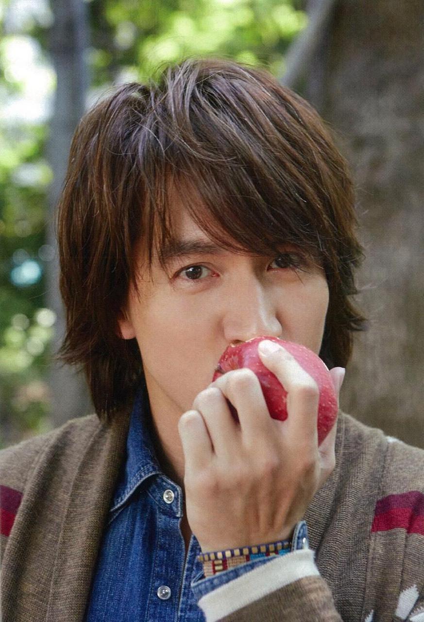 言承旭10年前青涩照,穿牛仔啃苹果