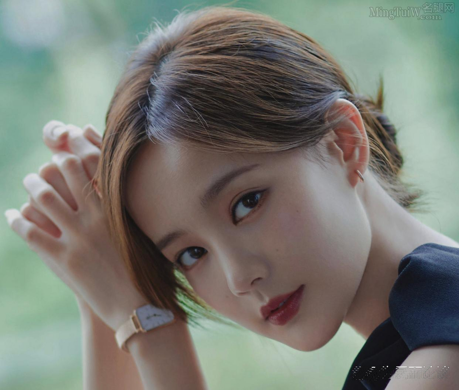 李一桐黑裙开叉美足现