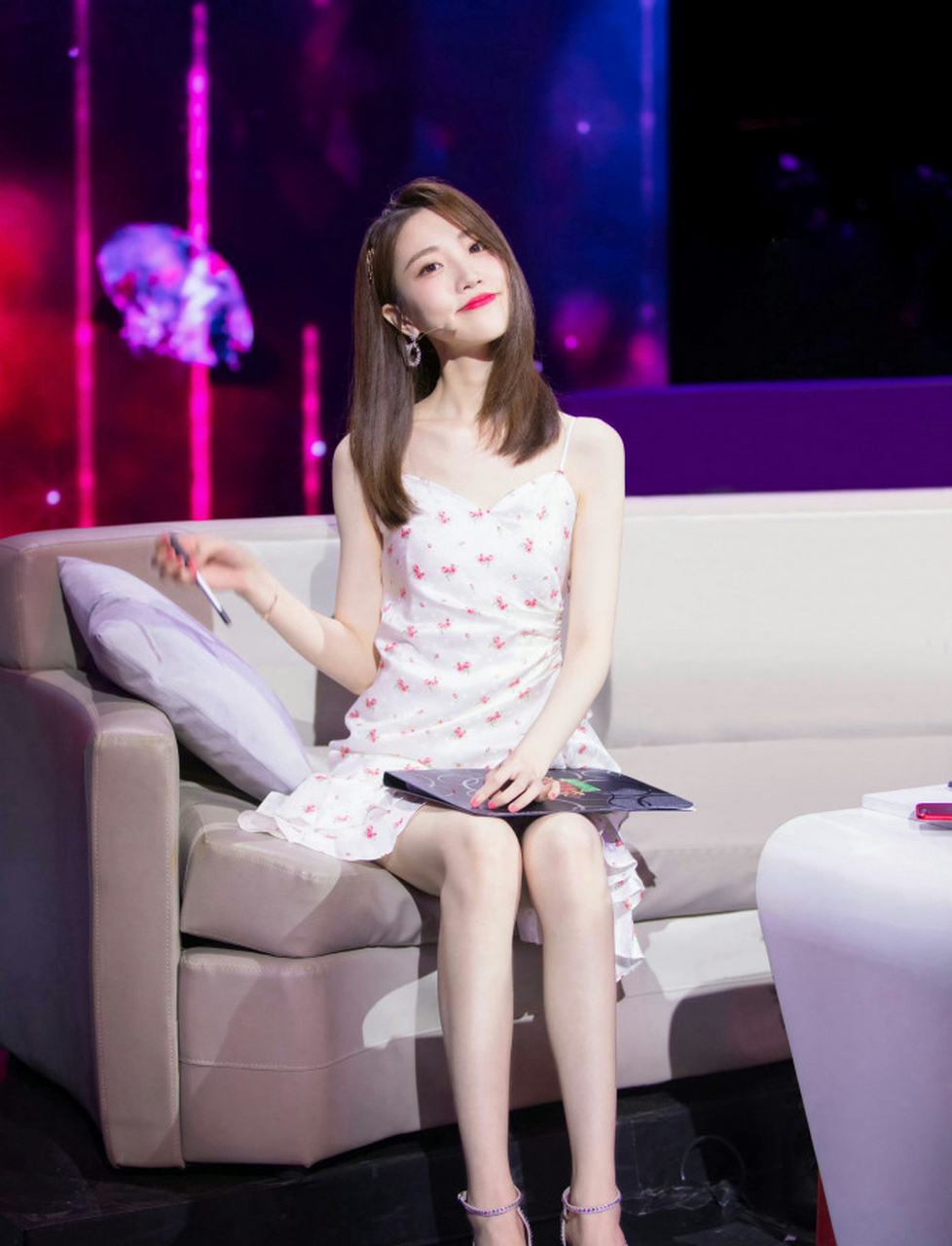 张纯烨的腿和脚真滴行,要是再大一点的就好了.