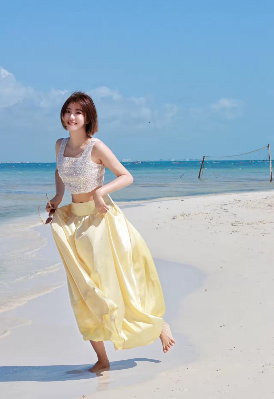 演员牟星晒泳衣照