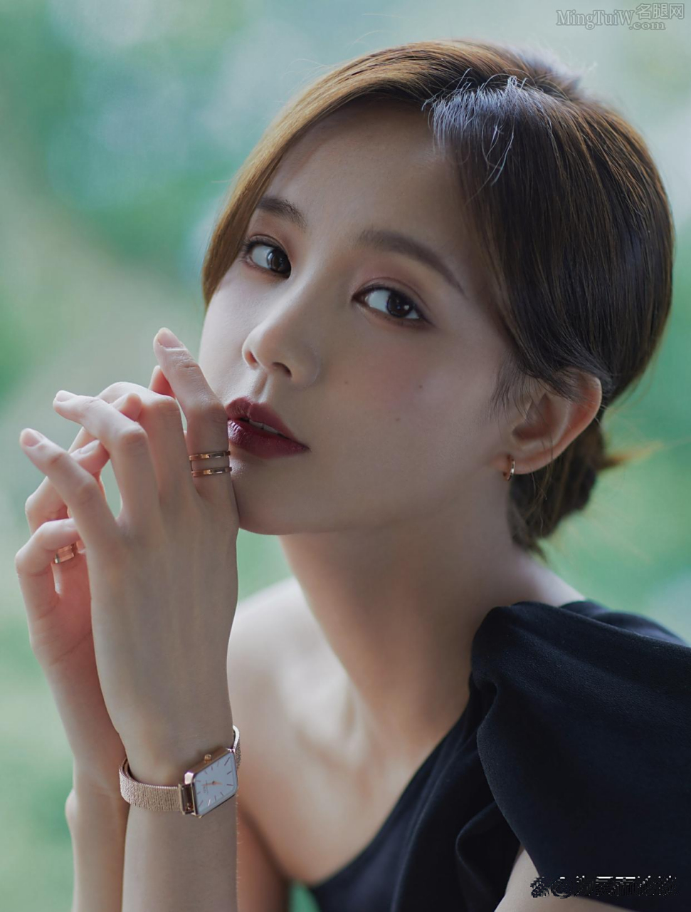 李一桐黑裙开叉美足现