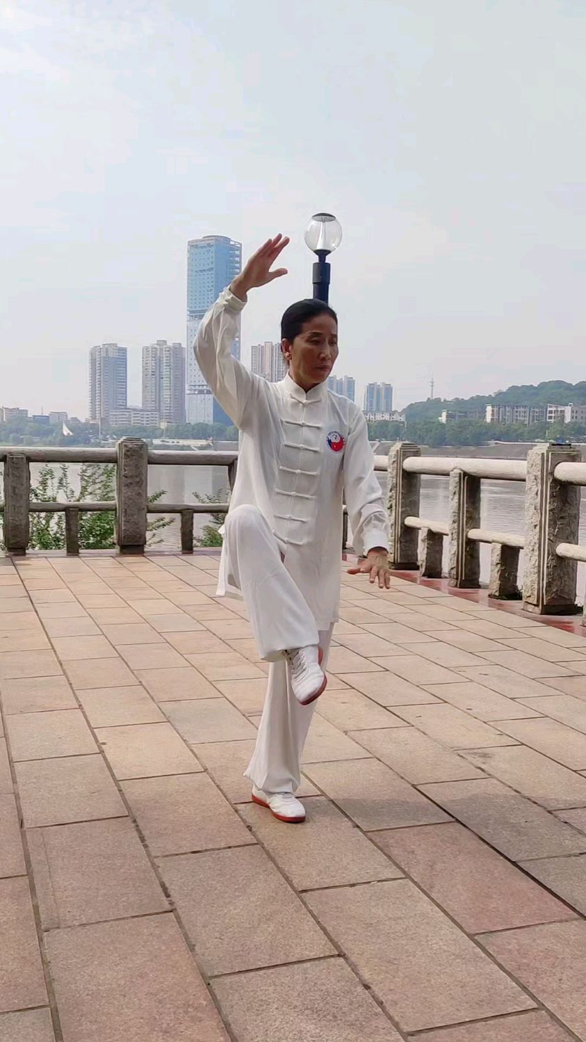 吴阿梅36式养生太极杖(吴阿敏36式太极杖教学第三段第二讲)