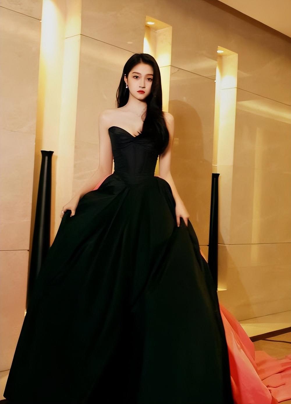 关晓彤黑天鹅高定,身材美到不敢想象!造型惊艳全场!