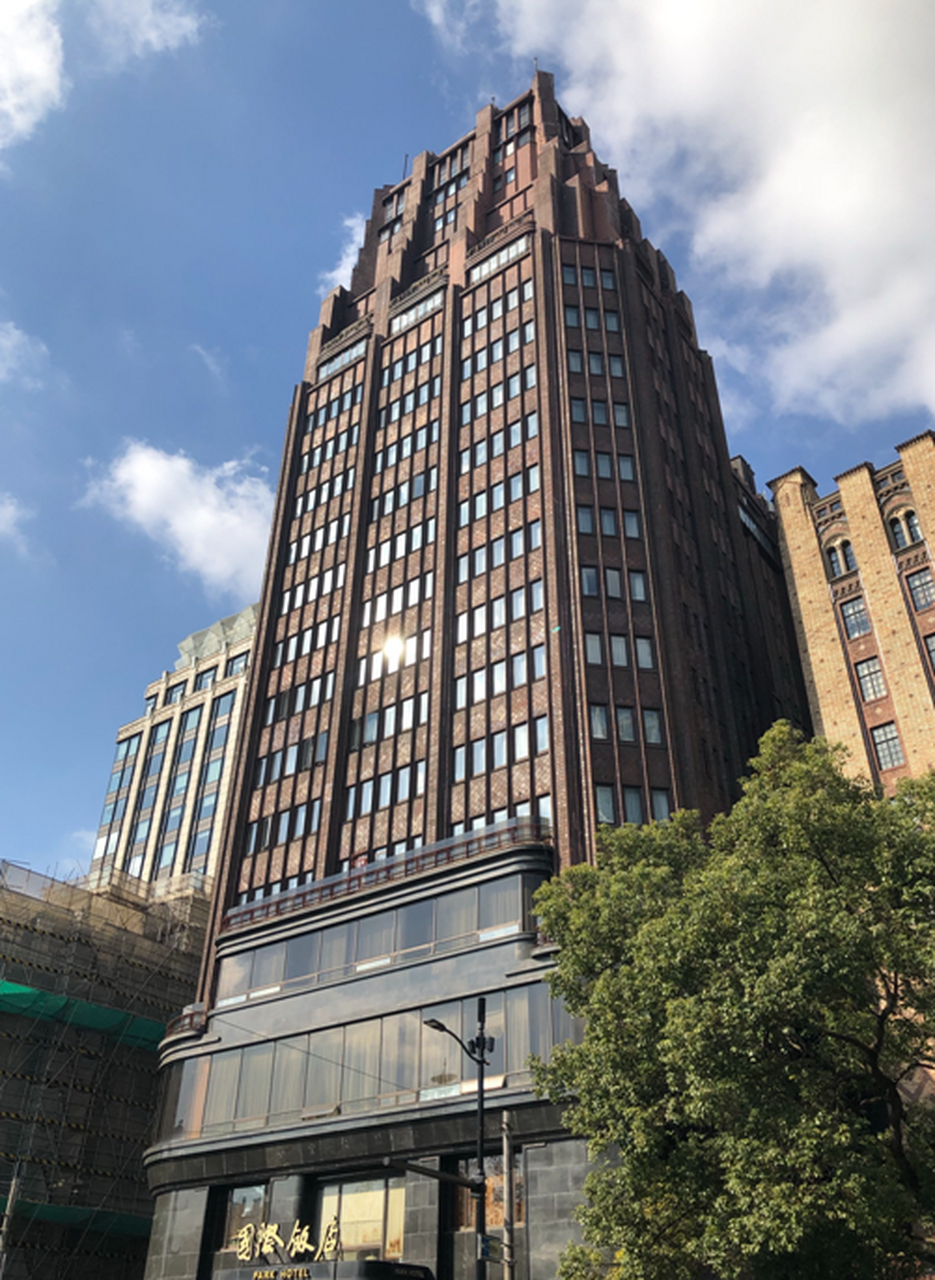 我携子回上海探亲,逛南京路,西藏路后在国际饭店用餐.