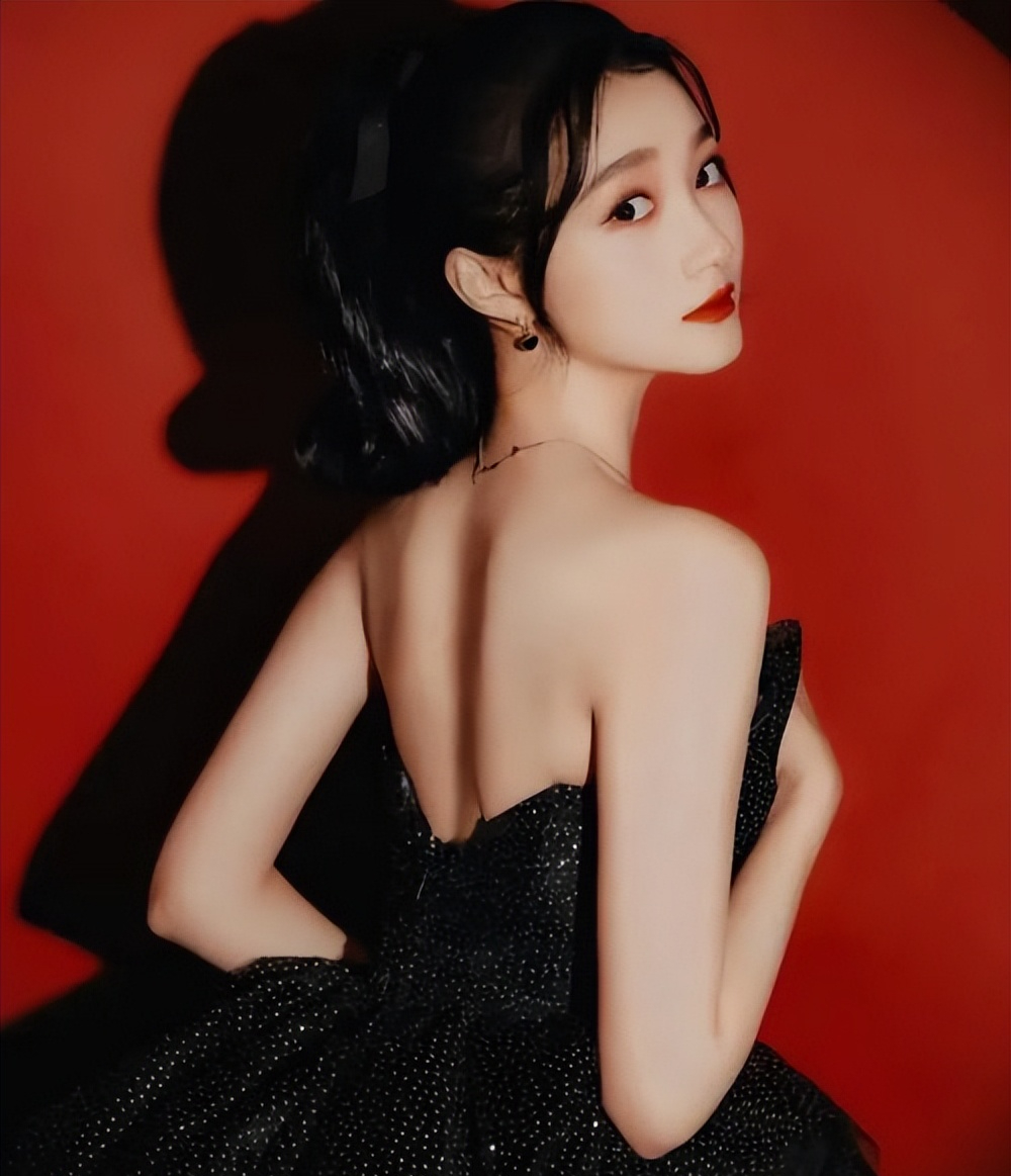 关晓彤黑天鹅高定,身材美到不敢想象!造型惊艳全场!