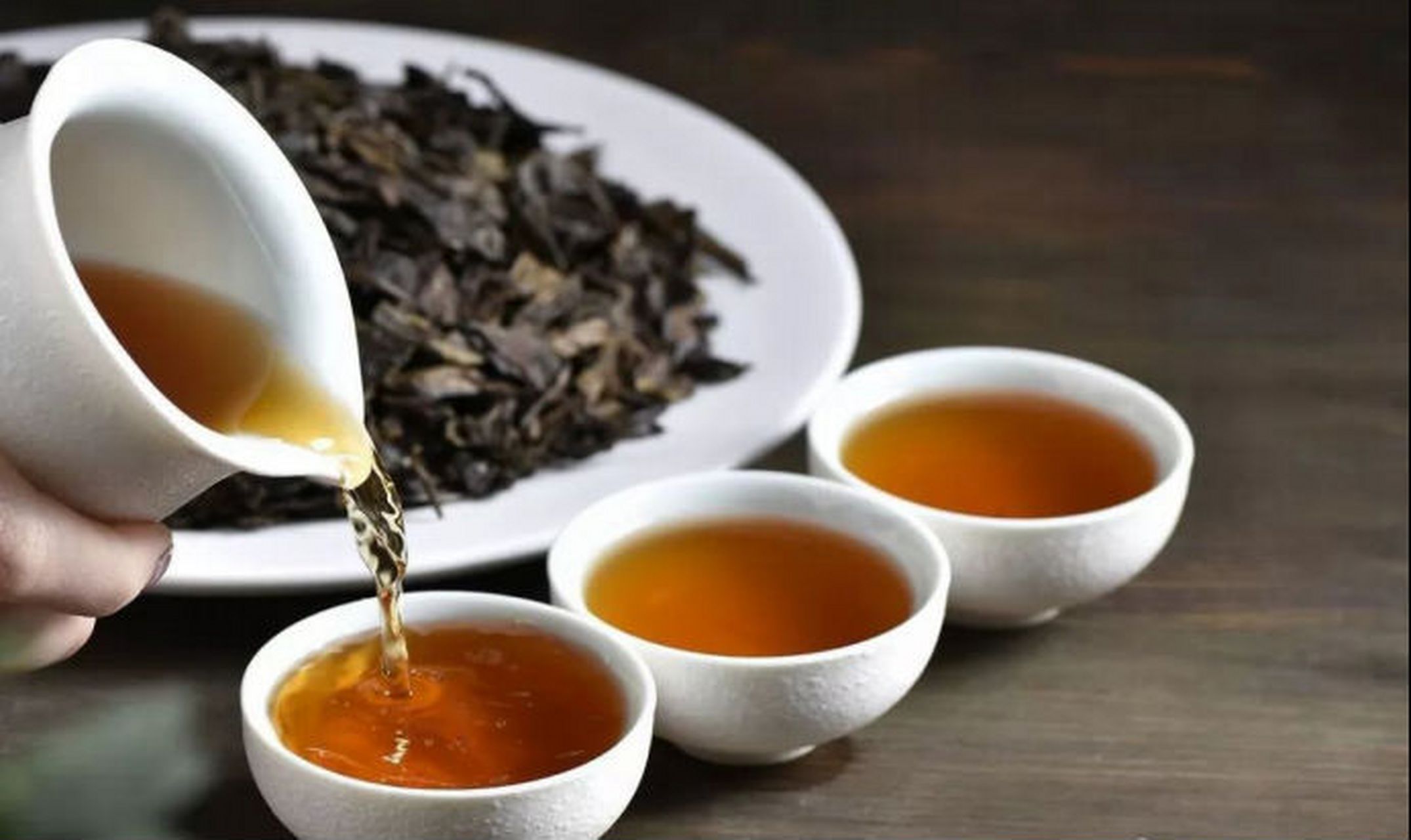 乌龙茶即青茶,属半发酵茶,有金黄或橙黄茶汤,香气高长,口感醇厚.