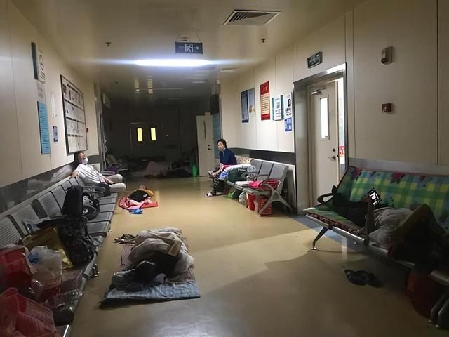 大姑在医院抬了个人,几天后那人去世,老人儿子来找我大姑了!