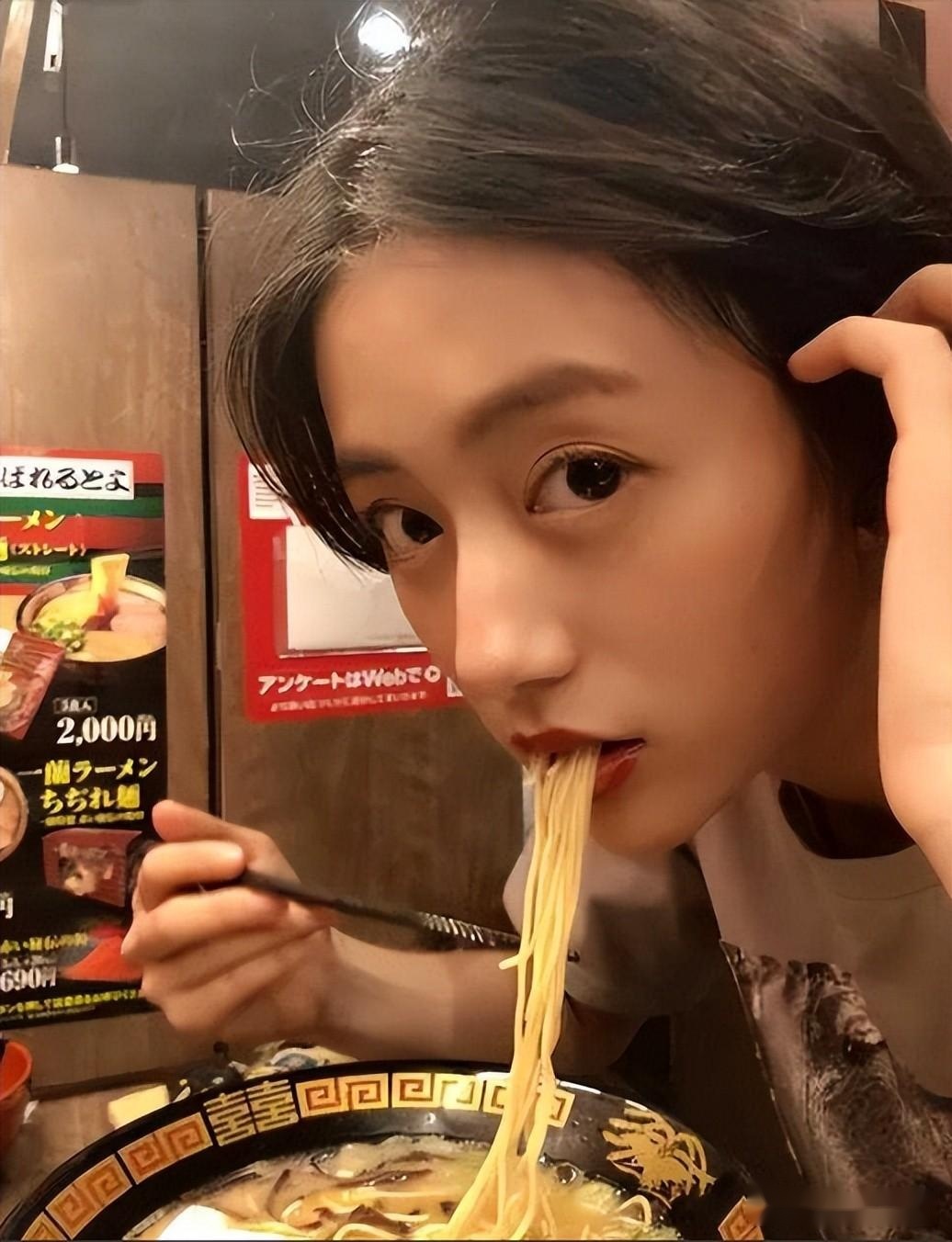 李诞女友黑尾酱晒大尺度性感照,网友:喝多了放飞自我吗?