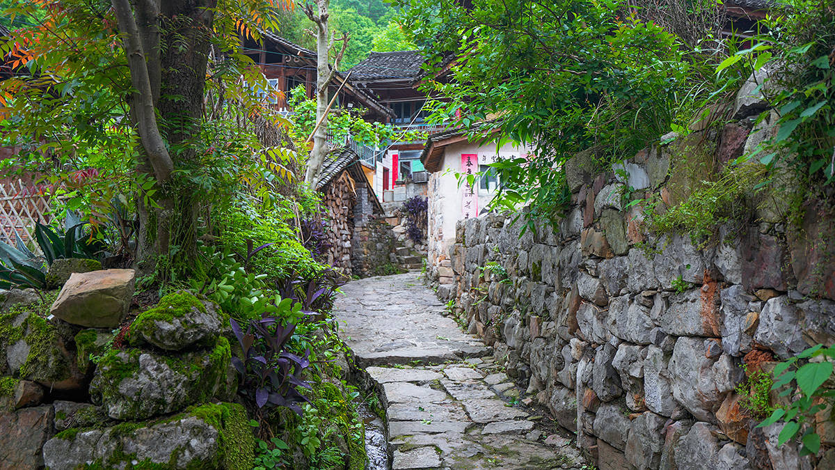 宝蓝色河边的贵州历史文化名村,铜仁地区的石阡楼上古寨