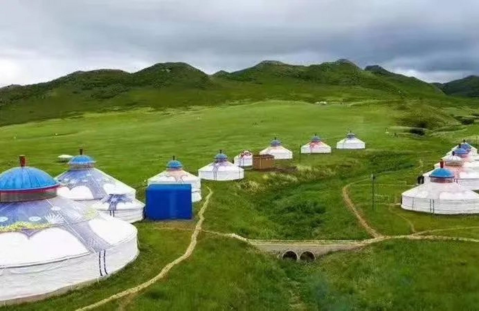 扎鲁特山地草原旅游区位于扎鲁特旗巴雅尔吐胡硕镇境内,该地区又名军