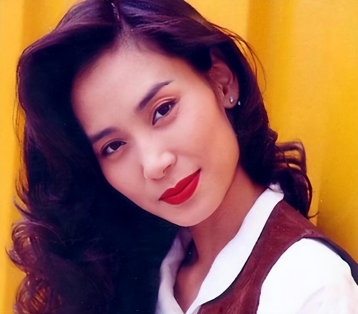 1982年,赌王何鸿燊和周大福老板郑裕彤,同时看上了20岁的邝美云,然而