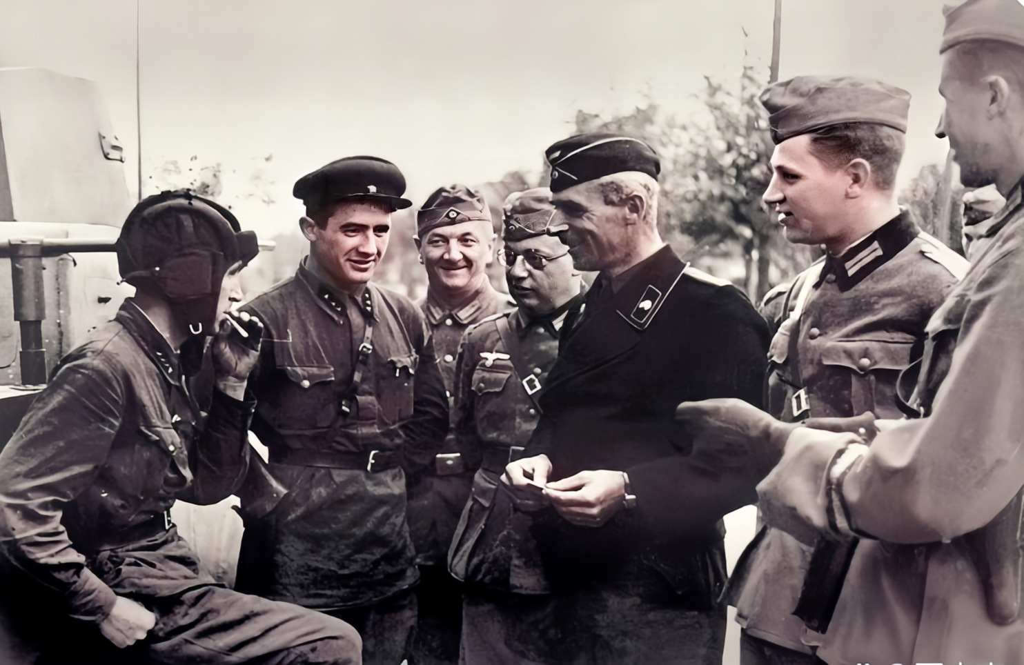 未交火而气氛友好,因刚签署《苏德互不侵犯条约》并共同瓜分波兰