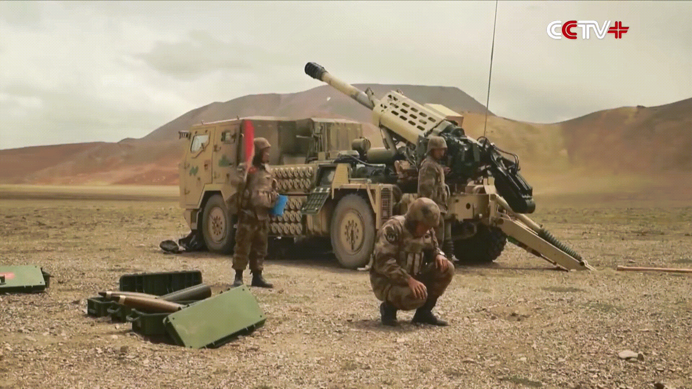 国产161式122mm车载榴弹炮射击动图,很多年前,以为现代战争传统火炮没