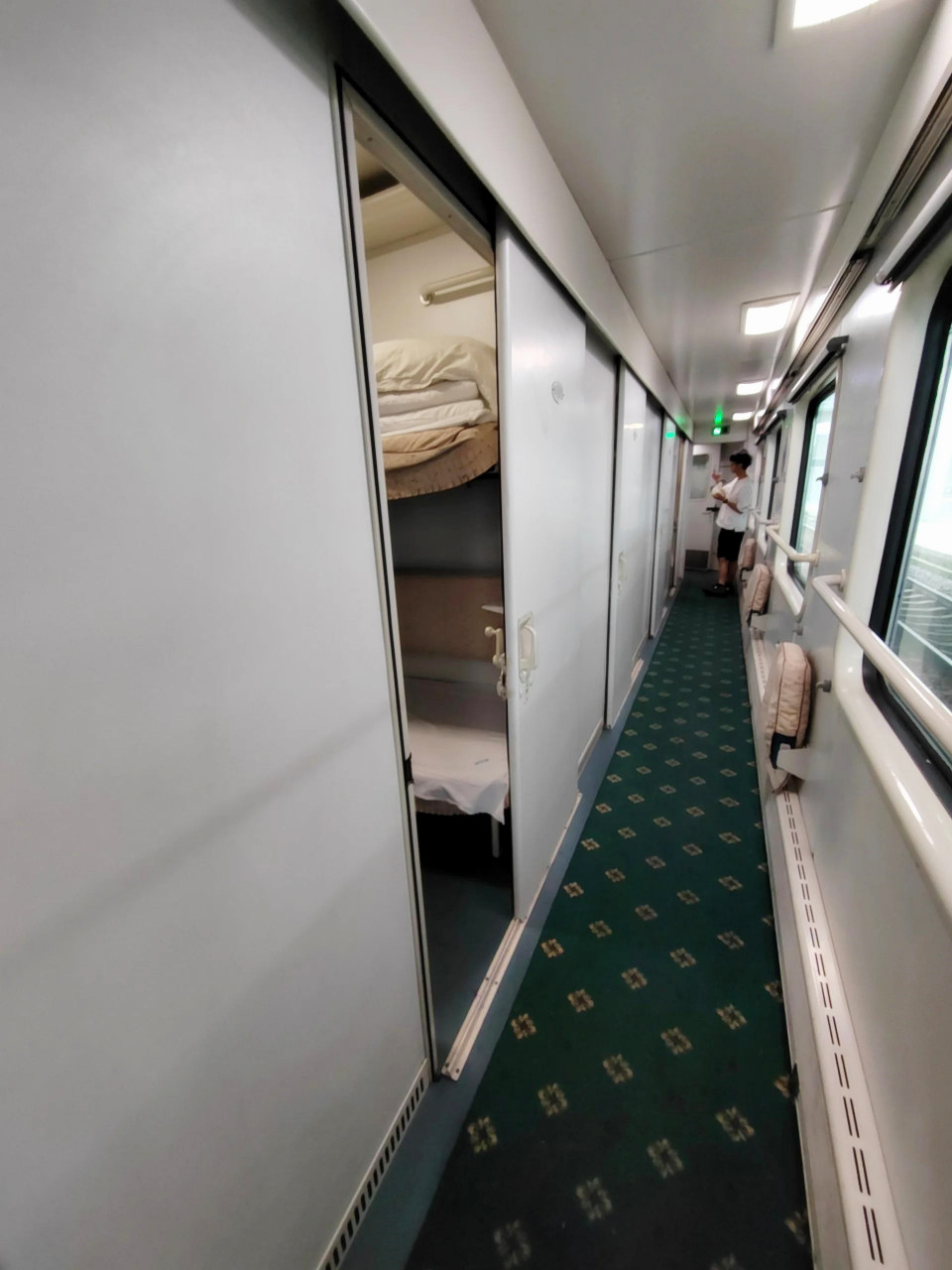 但软卧就不一样啦,它的床铺比硬卧稍宽一些,感觉宽敞多了.