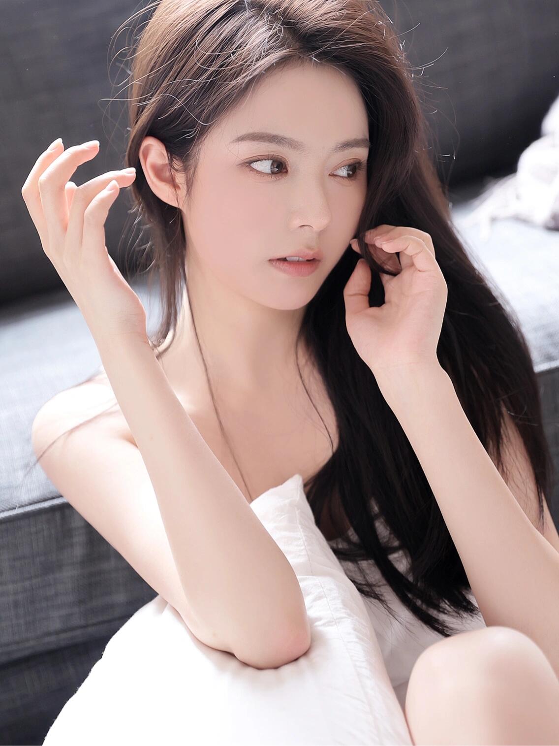 在大自然的怀抱中,少女们更是展现出了无尽的活力