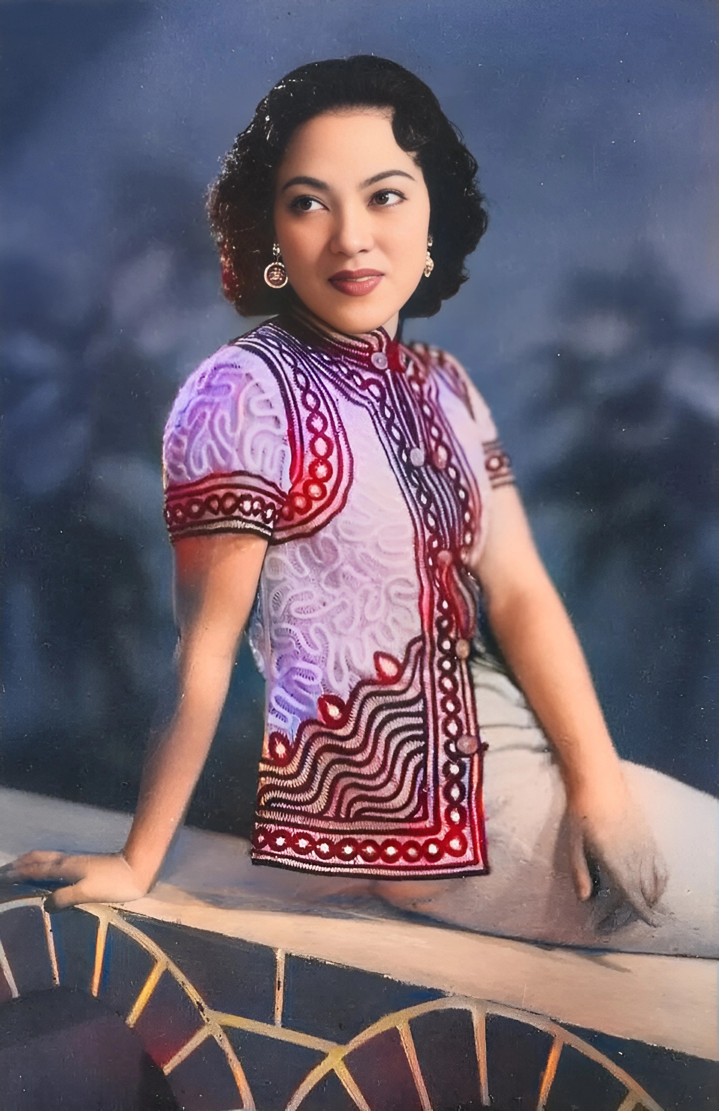 当时请了龚秋霞,周璇,姚莉,白光,白虹,吴莺音六大歌后试唱这首歌,却