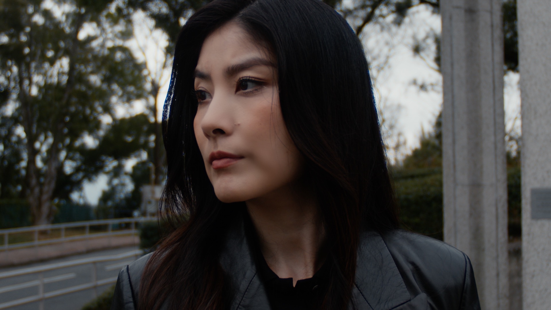 当天,50岁的陈慧琳身穿普拉达白色上衣,搭配牛仔裤,整个人看起来