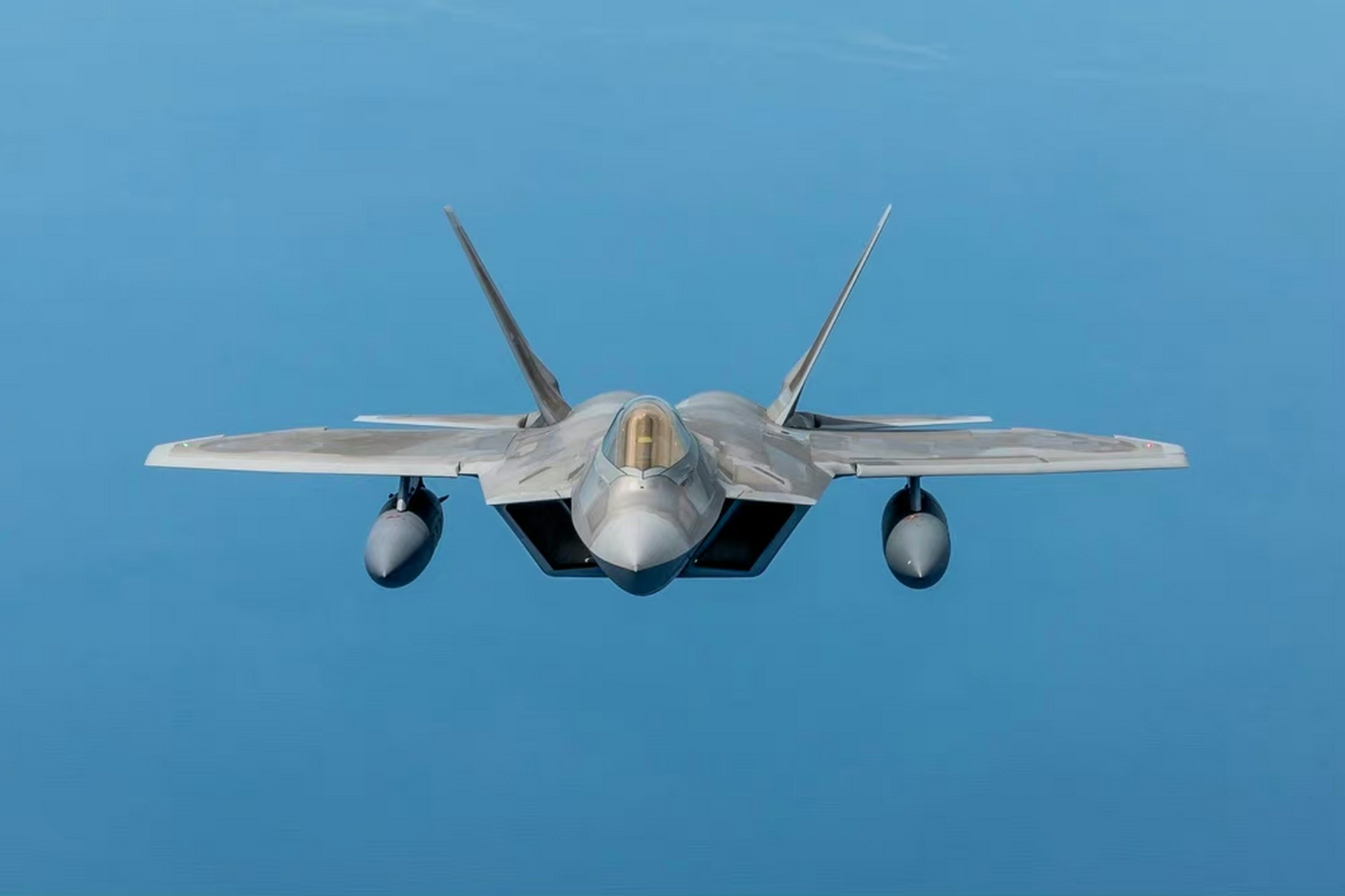 美国空军f-22隐形战斗机与菲律宾空军fa-50轻型战斗机同框,轻型战斗机