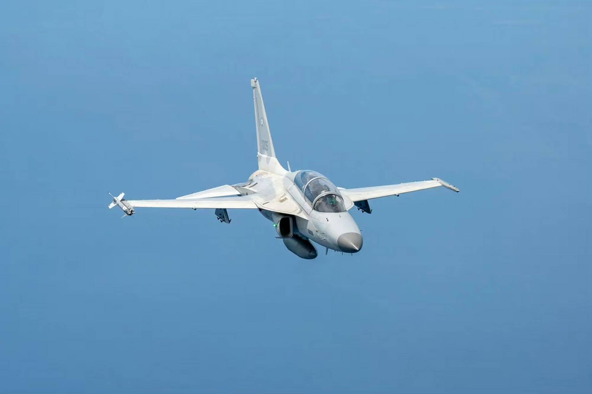 美国空军f-22隐形战斗机与菲律宾空军fa-50轻型战斗机同框,轻型战斗机
