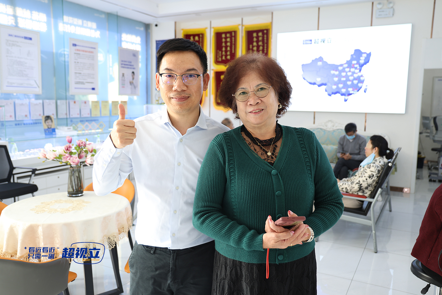 材料区别  天然水晶老花镜的镜片由天然水晶石打磨