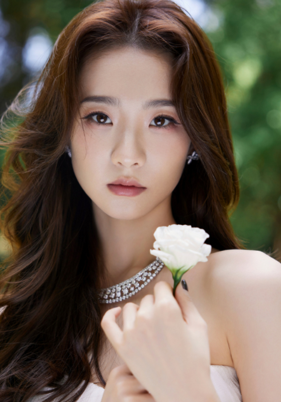 张艺凡的白色小礼裙,在阳光下真的很有氛围感,这件礼服真的很适合她!