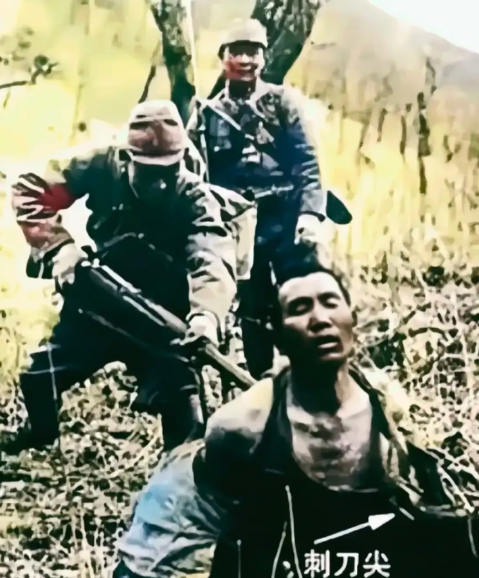 一名英勇的游击队员,在无情的战火中不幸落入敌手,被小鬼子残忍地俘虏