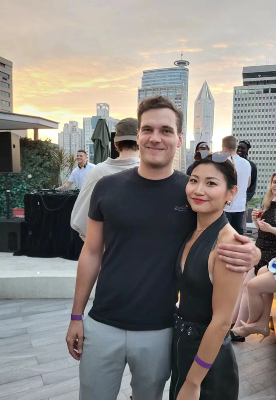 堂妹带美国老公回国探亲,小叔在酒店定了一桌酒席给他们接风,还拿出2