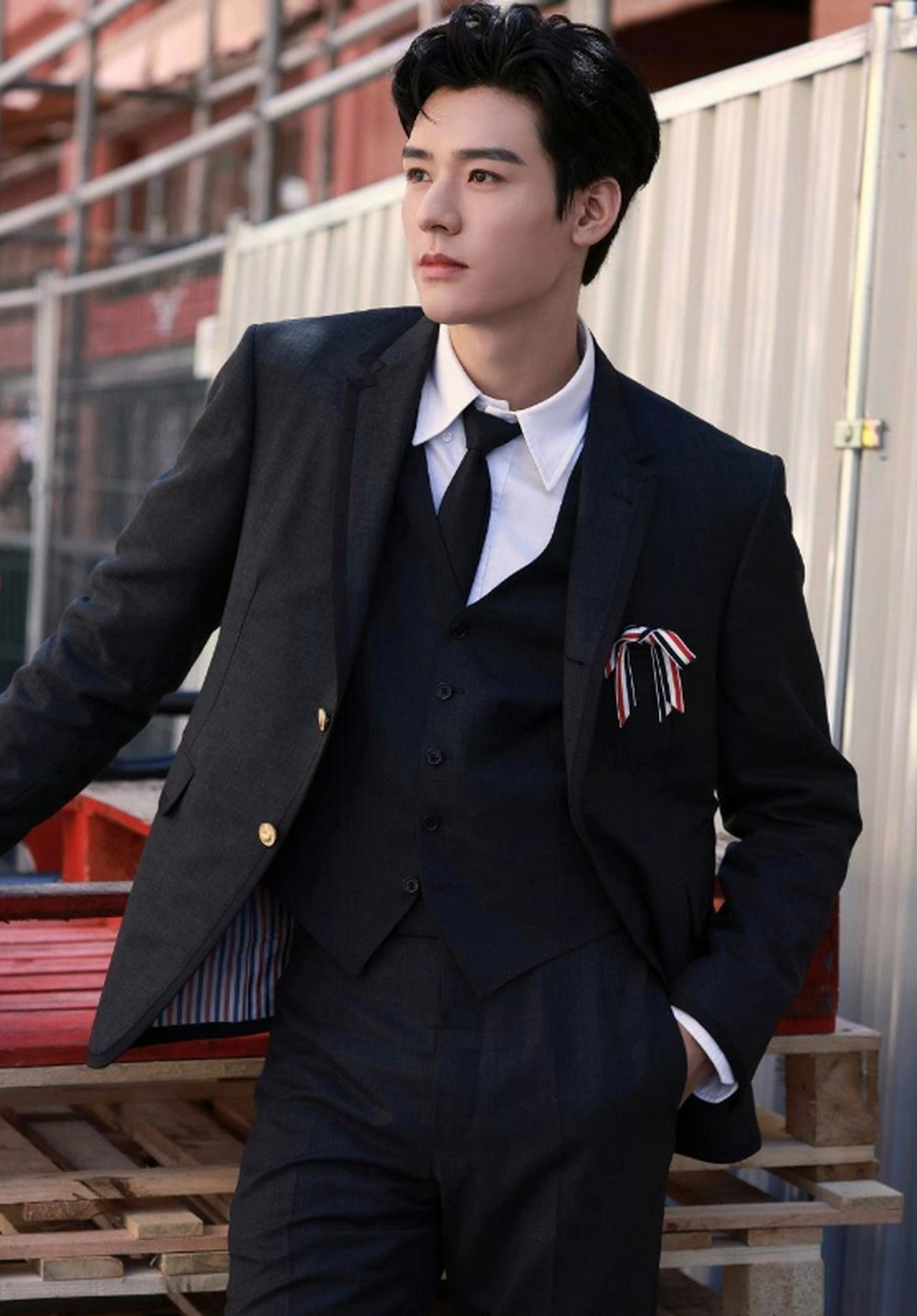 龚俊戛纳街拍曝光,笔挺西装帅到炸裂,惊艳全场!