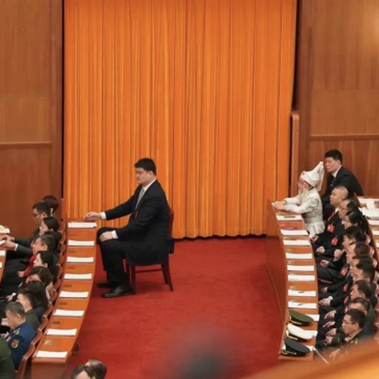 姚明坐在那里,开会呢!当时我就惊呆了,因为他的椅子竟然是定制的!