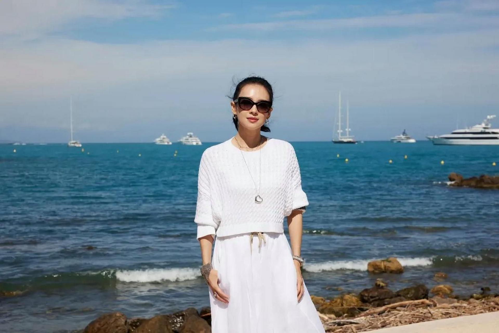 显得高贵典雅又不失活泼,气质拿捏到位,真不愧是"国际章",太美啦!