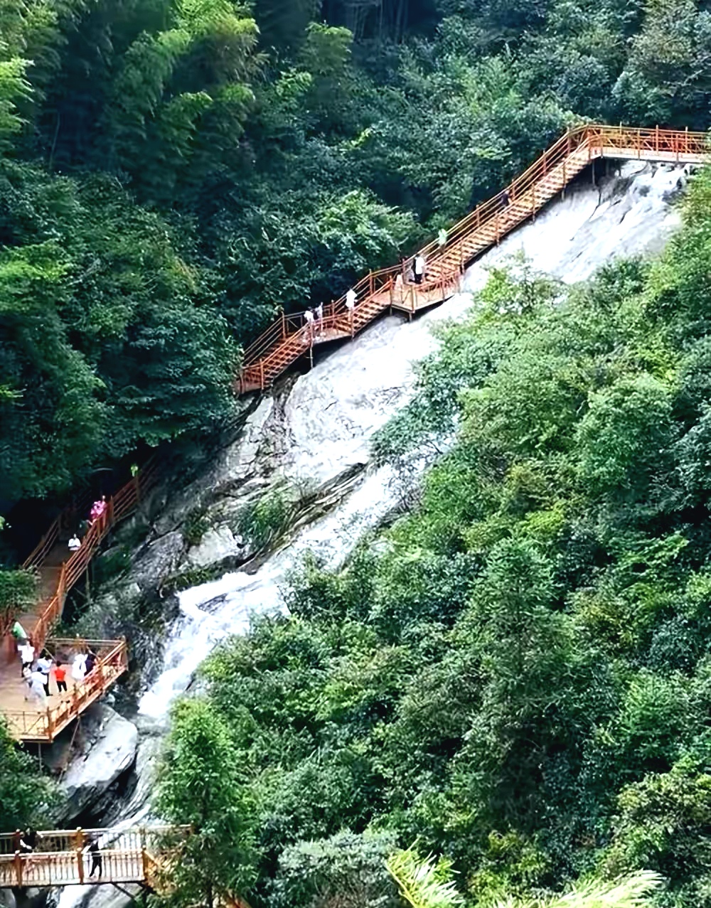 在安徽省六安市霍山县大别山主峰白马尖北侧有一个瀑布成群,怪石遍地
