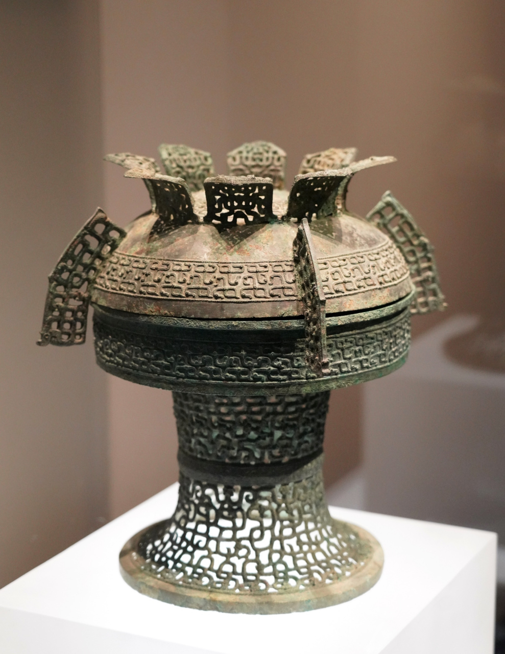 沂水县博物馆收藏的青铜铺,山东沂水纪王崮一号墓出土,青铜铺是西周