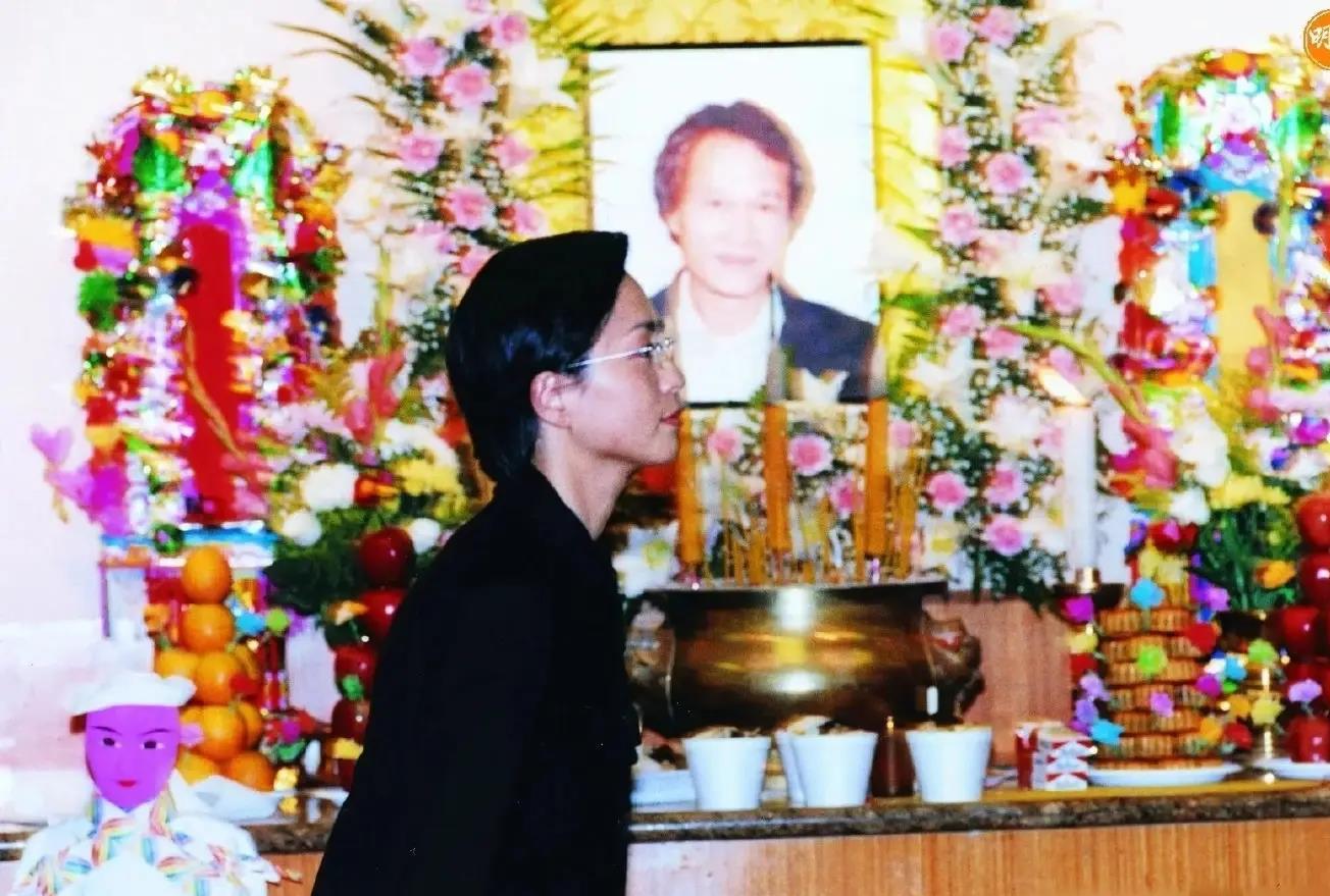 1997年,林正英追悼会,罕见镜头,洪金宝等扶灵,苑琼丹哭成泪人