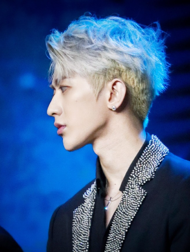 25岁蔡徐坤深夜晒照!一头白发洋里洋气,身穿国际大牌似外国小哥