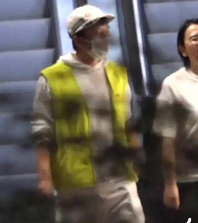 邓超深夜聚餐,戴口罩帽子想低调,但亮黄色马甲让人一眼看到