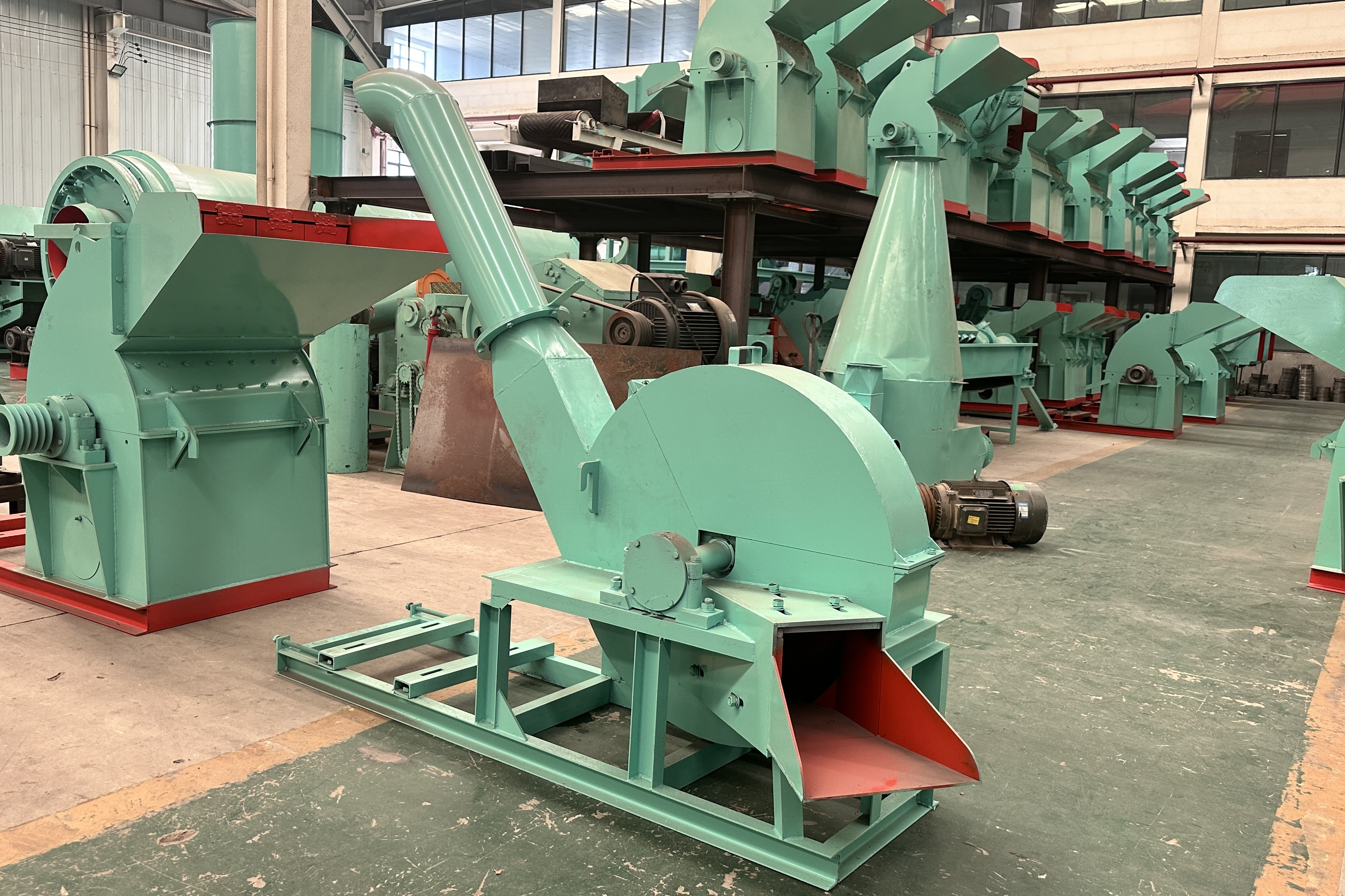 木材粉碎机适用于较硬,较粗的木材破碎,而木屑机则适用于削切成木屑或