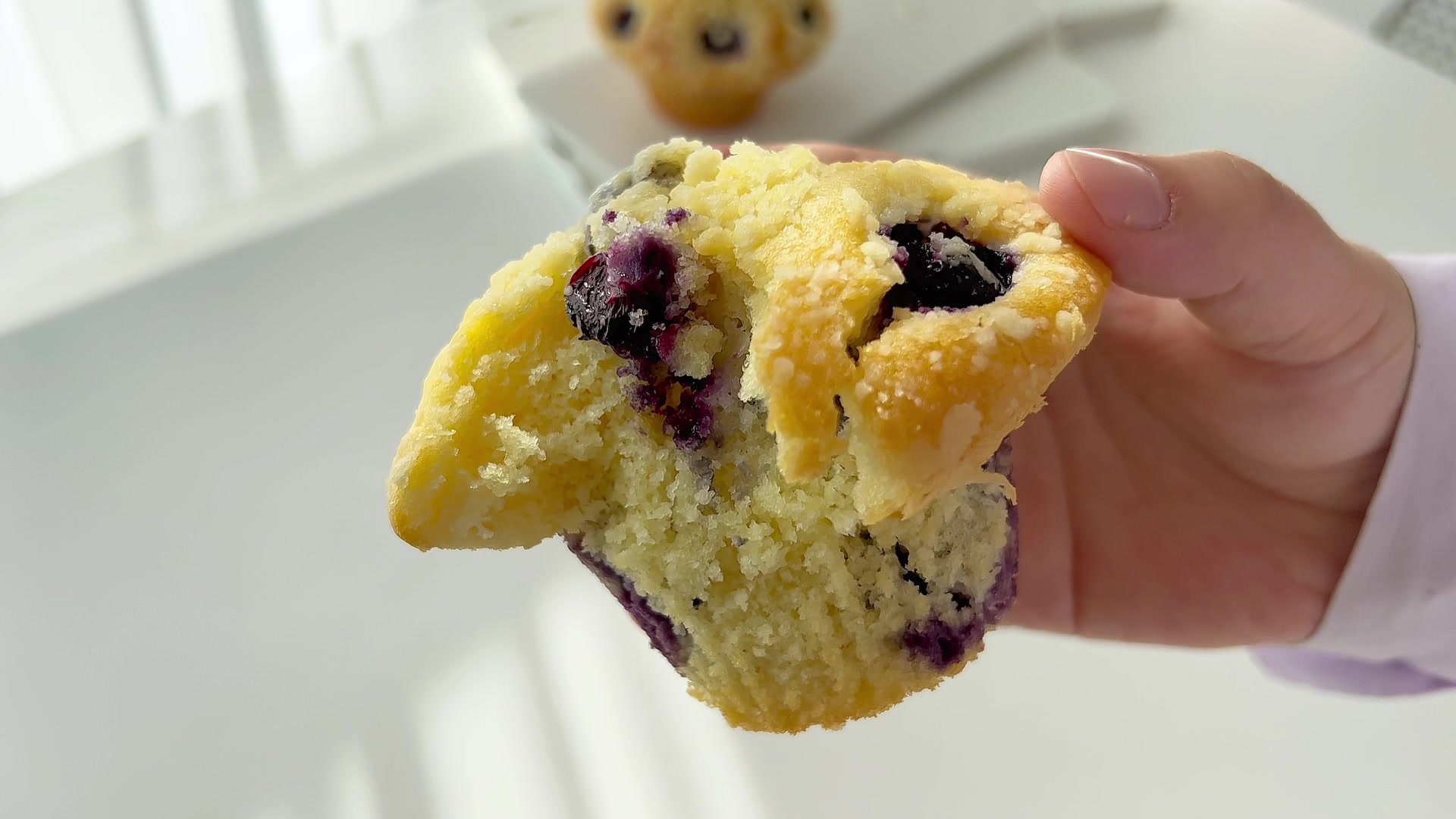 蓝莓酥粒麦芬,一口爆浆松松软软,巨巨巨好吃