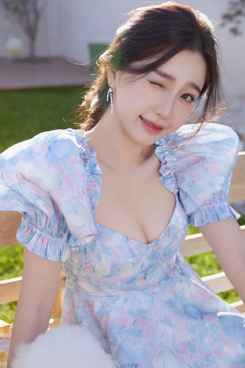 虞书欣蓝色公主裙写真来袭,泡泡袖可爱加分,抹胸设计性感十足!