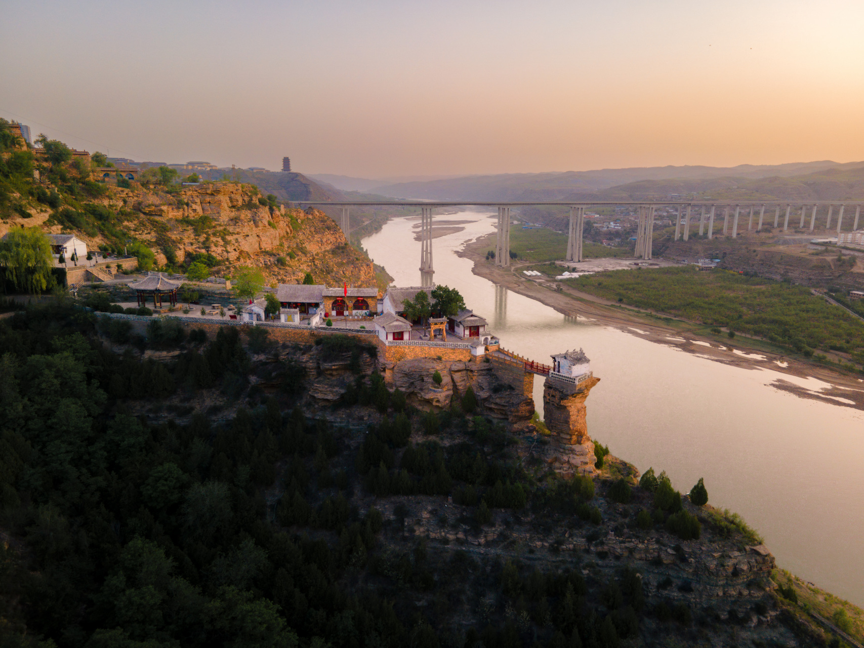 黄河一柱香——佳县香炉寺 香炉寺,位于佳县城东200米的香炉峰峰顶,东