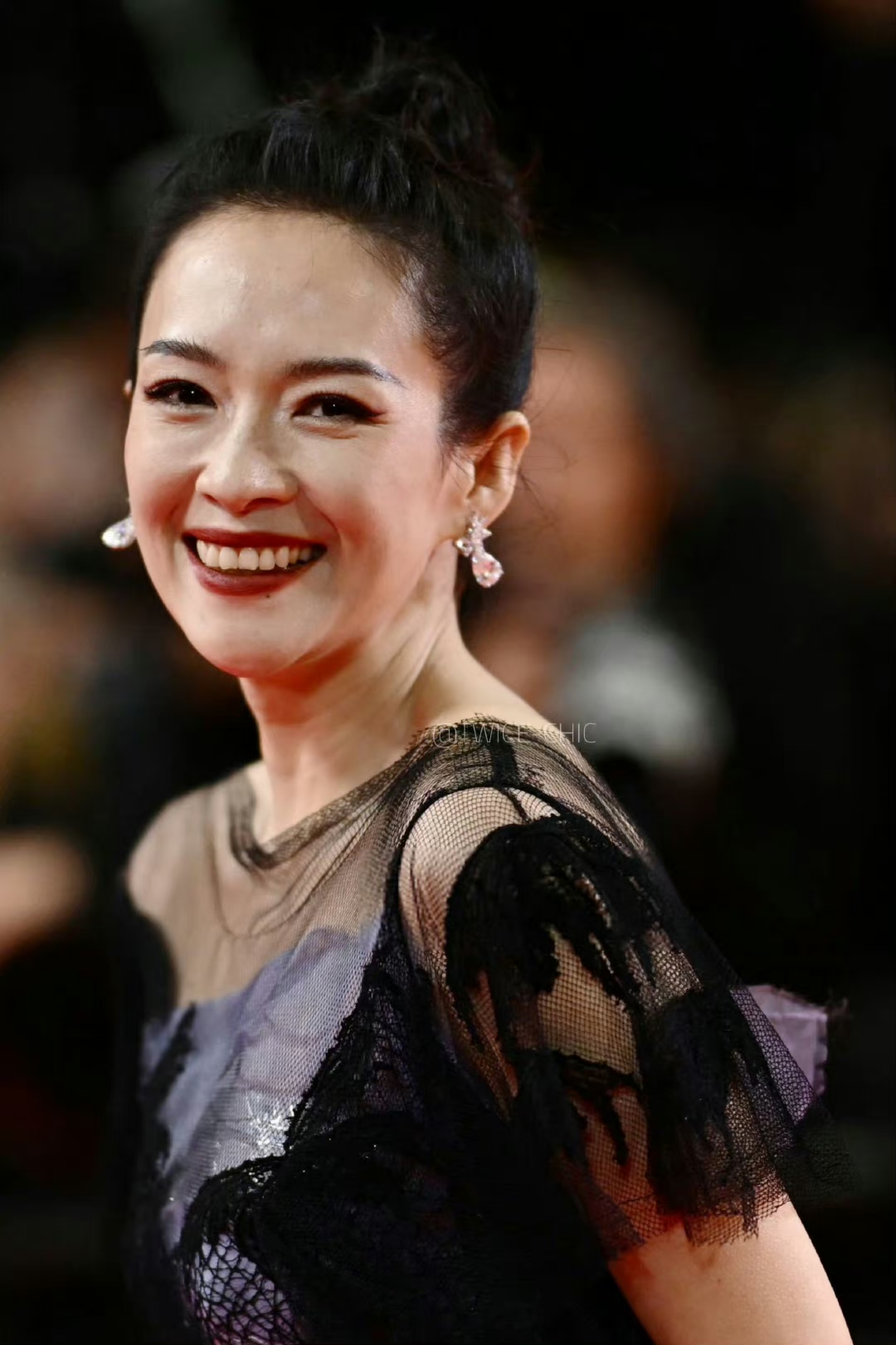 章子怡亮相戛纳首映红毯,享受外媒清场待遇,妆造大气骨相绝美