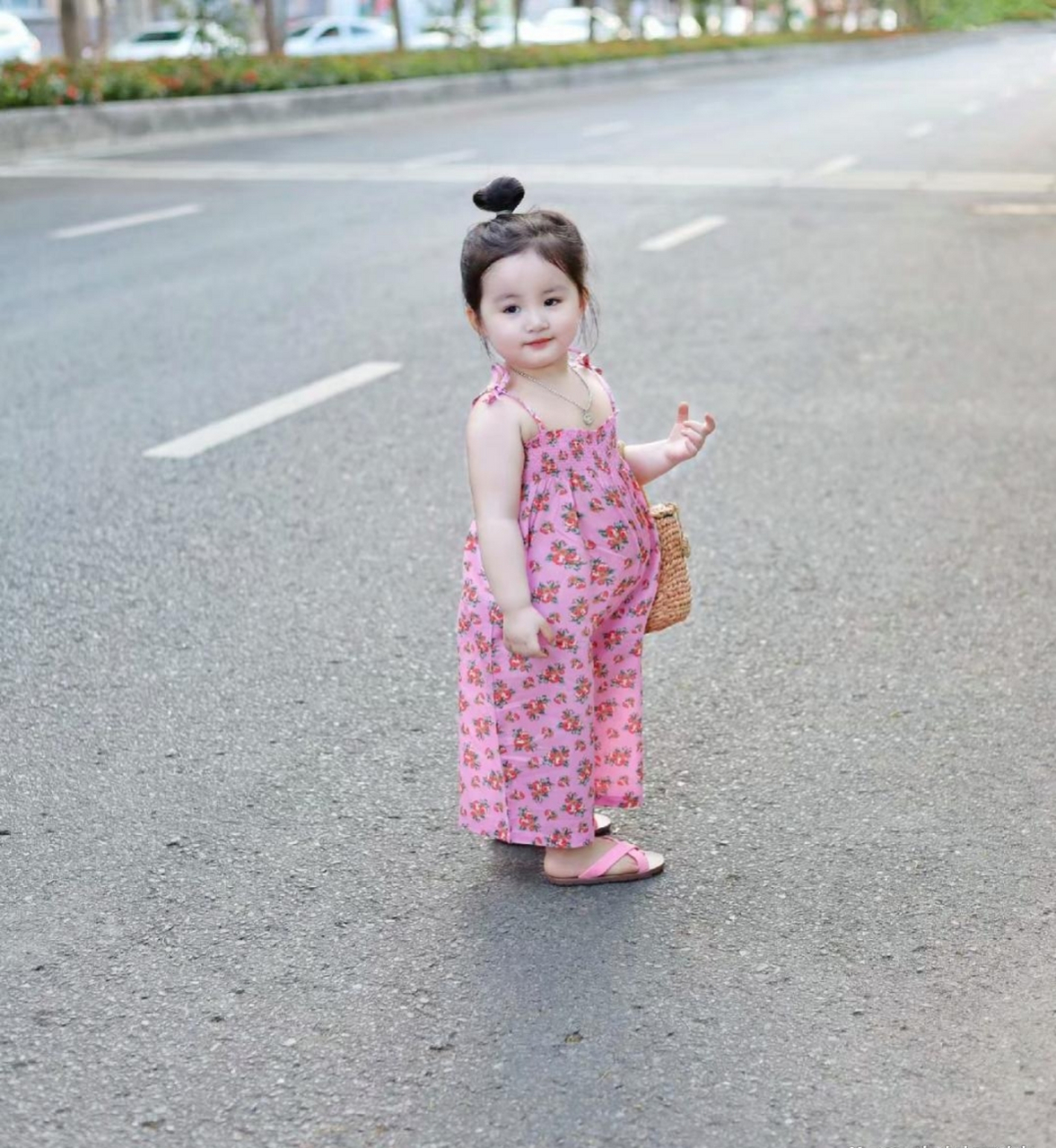 胖乎乎肉嘟嘟的小女孩