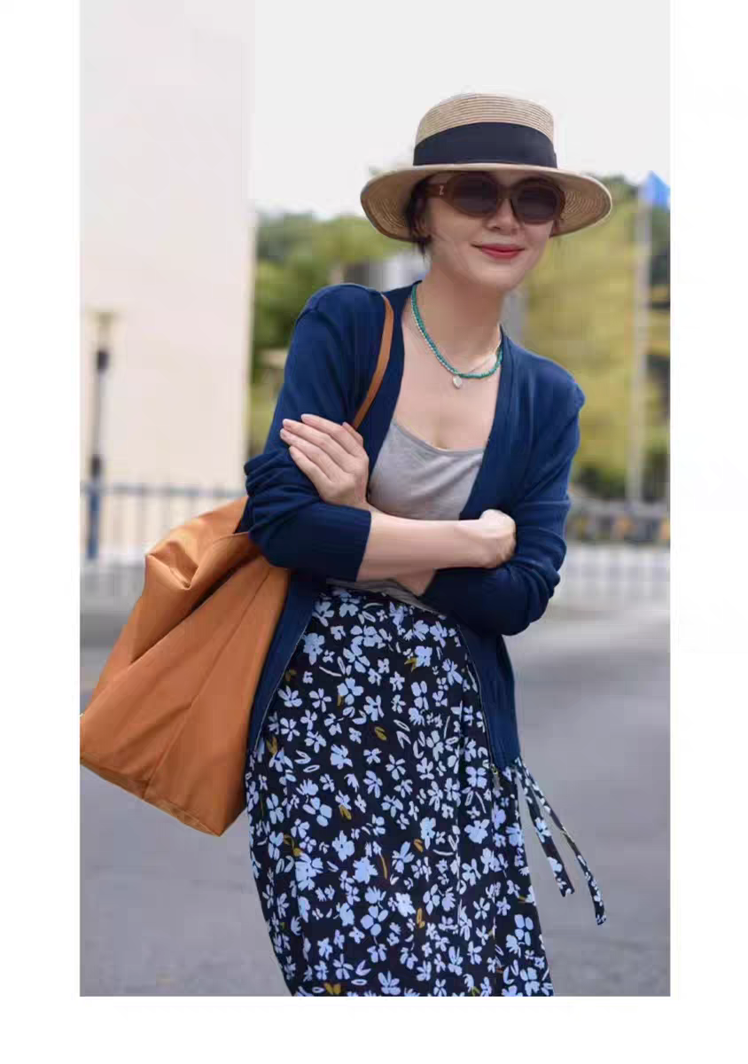 学博主穿搭,你也能穿出气质时尚感: 1,内搭低领吊带衫,低领的穿搭