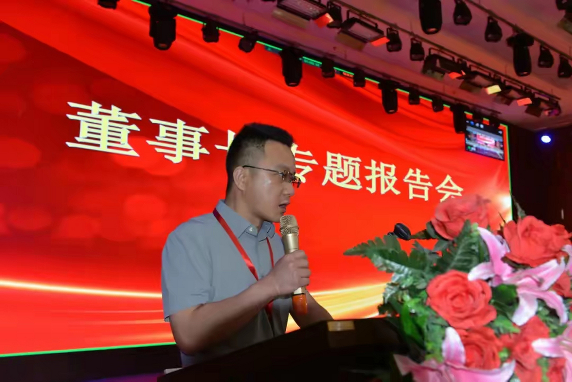 周虎震教授为保定理工学院,河北科技学院两高校毕业生作专题报告  "在