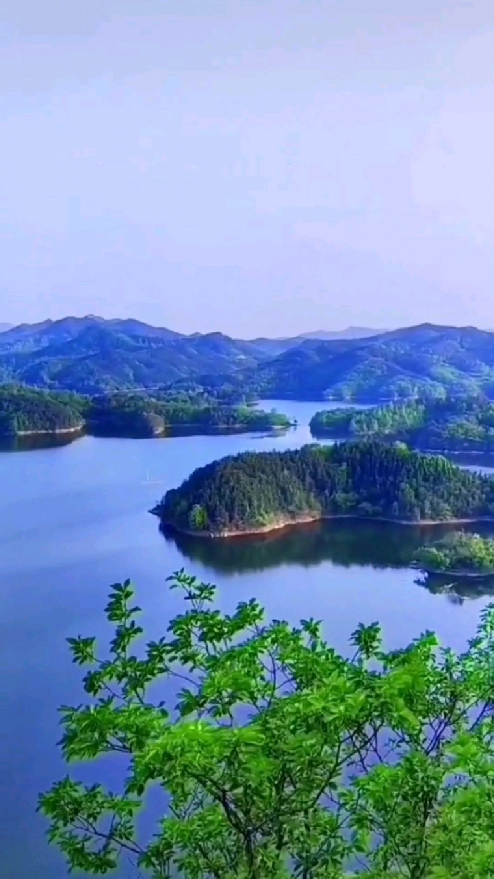 河南新县香山湖山清水秀,茂林修竹,群山绵绵,洲岛星罗棋布