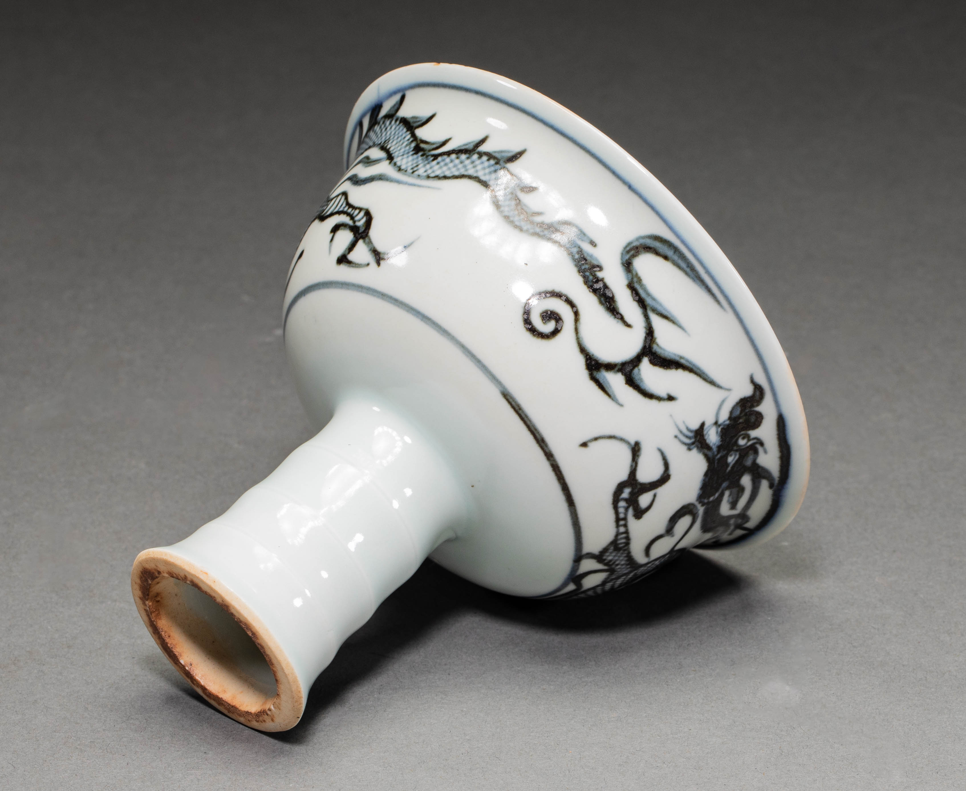 明代青花龙纹高足杯六方青花底座,杯盖银鎏金