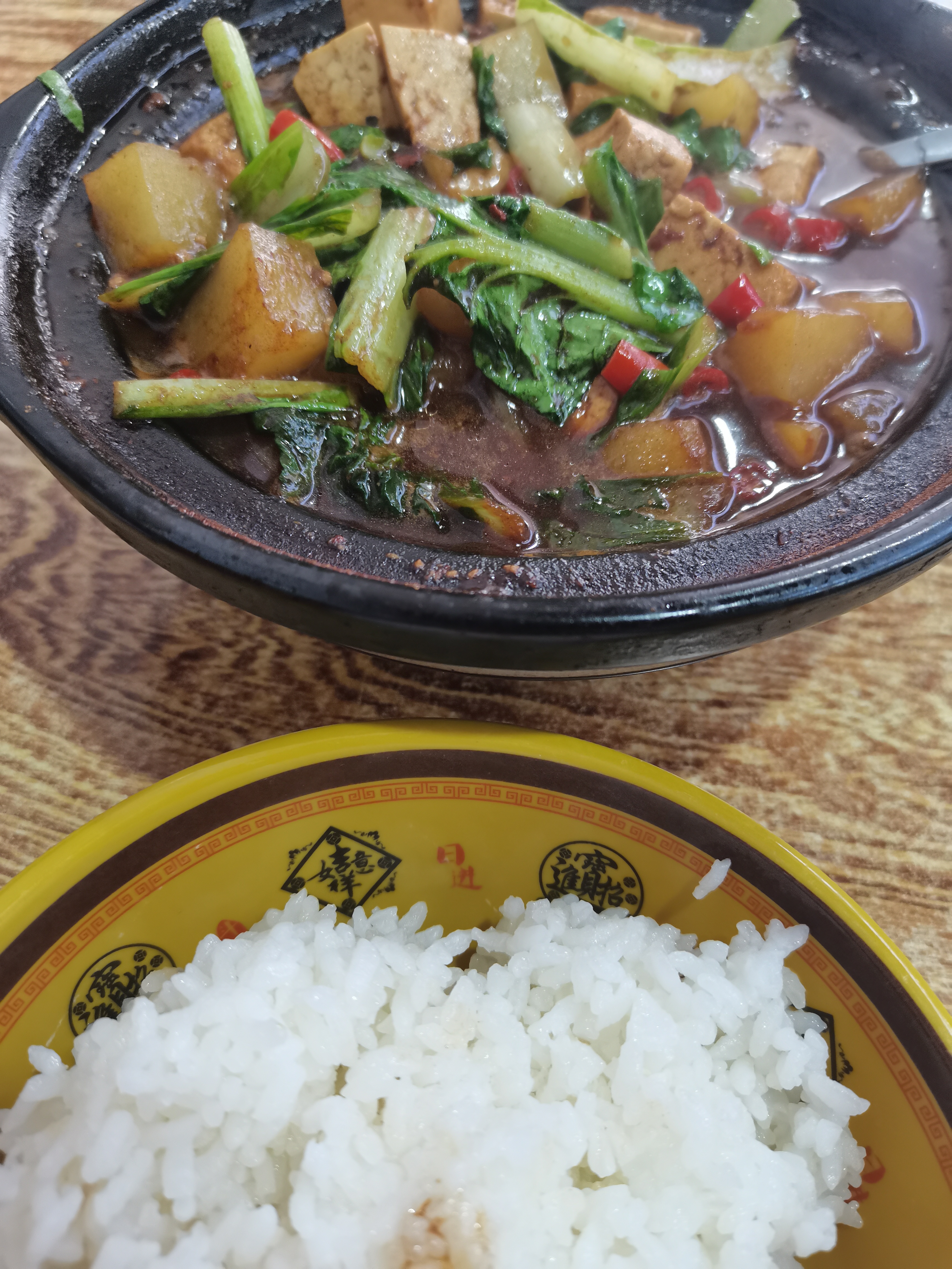 就近只有两个店,一个牛肉面馆,一个黄焖鸡米饭,想吃米饭,就去了黄焖