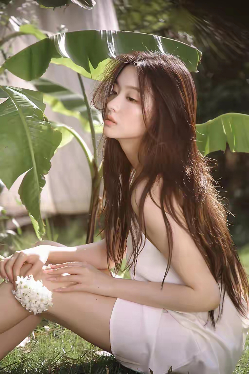 她的面容如诗如画,精致的五官犹如雕刻出来的一般.