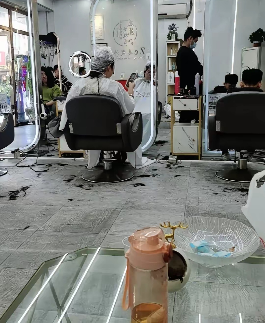 表妹开了一个理发店面积30平米理发店共有3个人表妹表妹夫我老婆