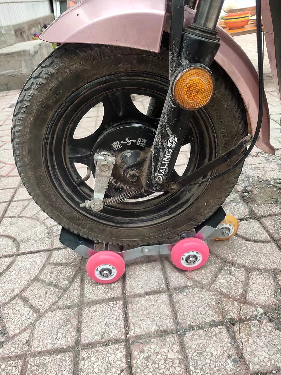 昨天,在接孩子放学的途中,电动车的轮胎突然扎了,抬望眼附近根本没有