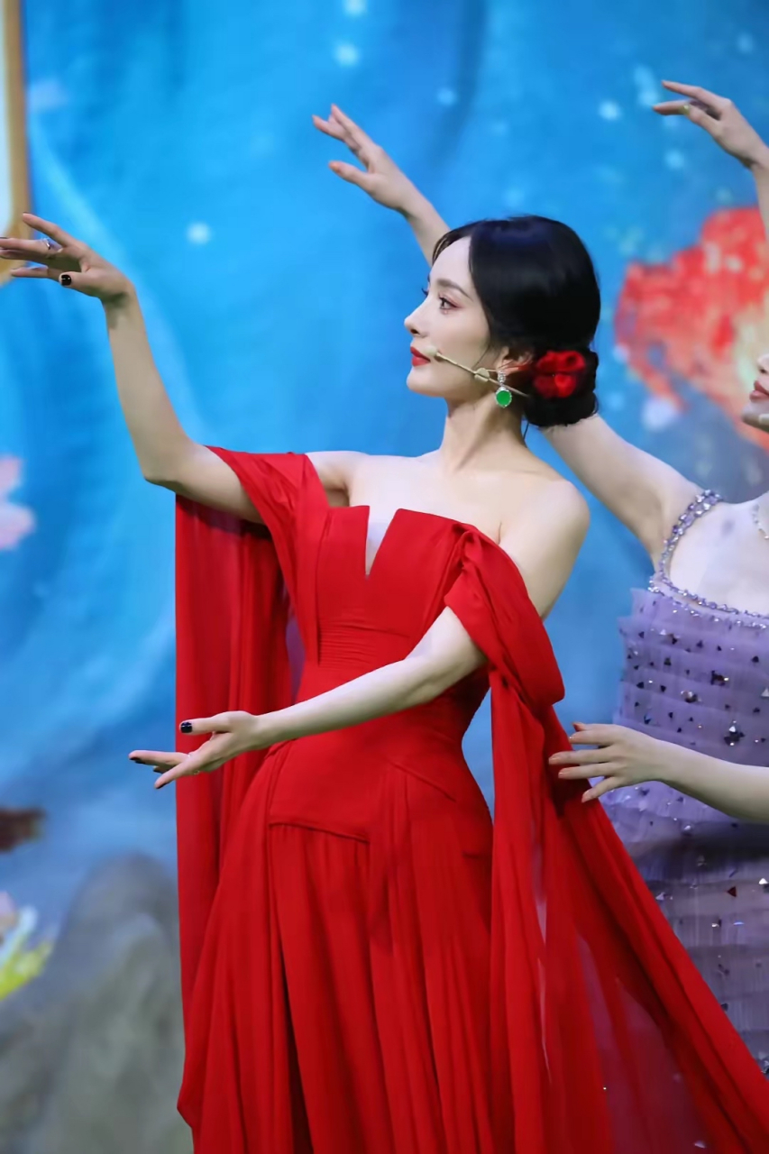 杨幂红色礼服裙造型美艳动人,风采不减当年呀#年轻时极为貌美的女明星